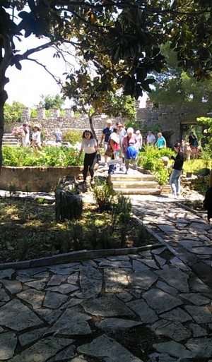 Qindra udhërrëfyes të çertifikuar por guidat e huaja vazhdojnë të patrazuar të punojnë nëpër sitet turistike shqiptare