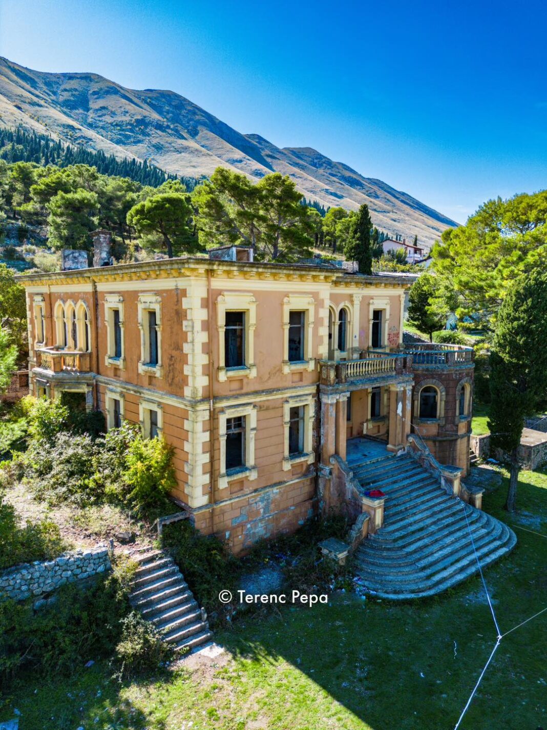 vila e zogut shiroke TERENC PEPA FOTO 2 1068x1424 1